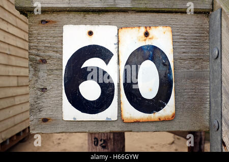 Nr. 60 auf hölzernen Strandhütte Stockfoto