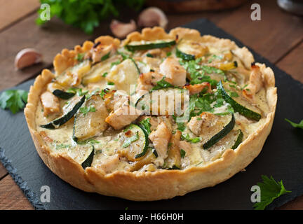 Quiche mit Huhn und Zucchini mit Kräutern Stockfoto