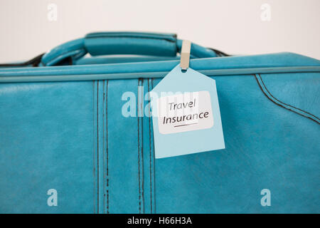 Reise Versicherung Label gebunden an einen Koffer Stockfoto