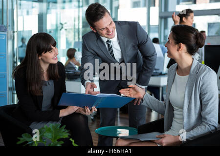 Unternehmer diskutieren über Dokument Stockfoto