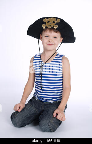 kleiner Junge im Piratenkostüm auf weiß Stockfoto