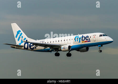 G-FBJI Flybe Embraer ERJ-175STD Ankunft. Flughafen Manchester England. Stockfoto