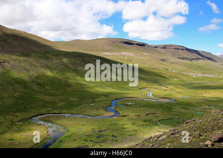 Fluss schlängelt sich in einem Tal, in der Nähe der Cotahuasi Region im Süden Perus Stockfoto