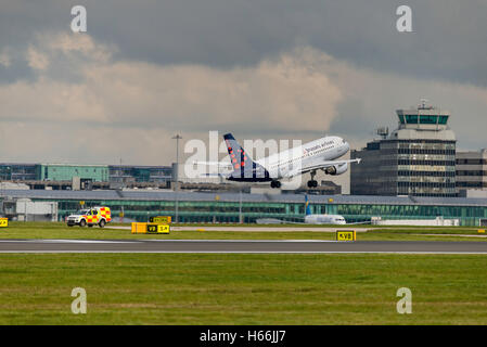 OO-SSF Airbus A319-111 Brussels Airlines Abflug. Flughafen Manchester England. Stockfoto