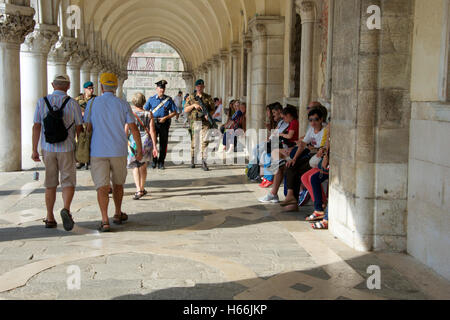 Security Guards vermischen sich mit Besucher, Venedig, Italien Stockfoto