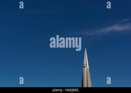 Blauer Himmel über San Francisco, zeigt die Transamerica Pyramid-Gebäude, Kalifornien, USA Stockfoto