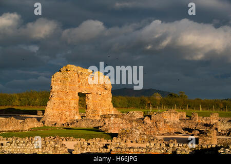 Dramatische Herbst Licht auf den Resten der römischen Stadt Wroxeter (oder Viroconium), in der Nähe von Shrewsbury, Shropshire, England, UK Stockfoto