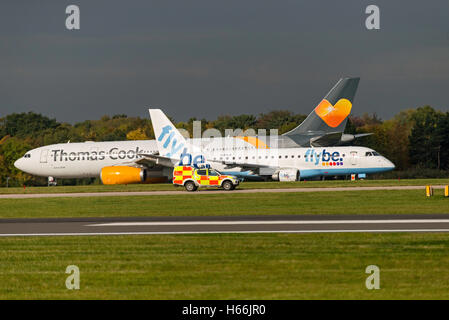 Embraer 170/175-G-FBJK Flybe. Airbus A330. Flughafen Manchester England Uk. Ankünfte, Abfahrten. Landung, ausziehen. Stockfoto