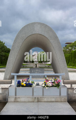 Kenotaph Denkmal im Hiroshima Peace Memorial Park. Stockfoto