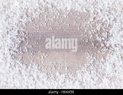 Holzoberfläche mit Schnee - Winter Material bedeckt Stockfoto