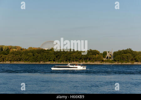 Le Bateauu Mouche tour Boot auf dem St. Lawrence River mit St. Helen's Insel zurück, Montreal, Quebec, Kanada Stockfoto