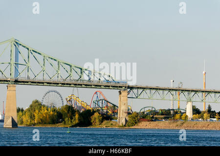 La Ronde Vergnügungspark auf St. Helens Insel, Brücke Pont Jacques Cartier und Str. Lawrence Fluß, Montreal, Quebec, Kanada Stockfoto