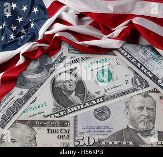 Amerikanische Flagge auf den sortierten Banknoten Stockfoto