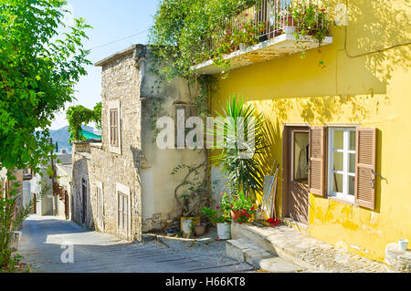 Die kleinen Häuser geschmückt mit Blumen und Pflanzen, Lefkara, Zypern. Stockfoto