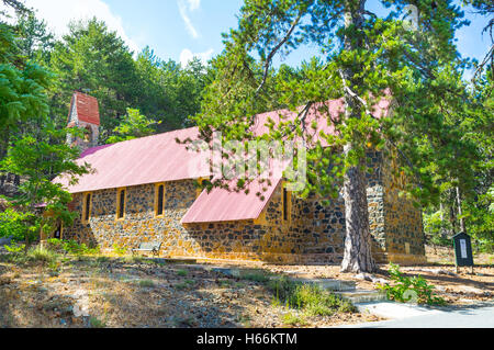 Die Kirche St. George im Wald befindet sich im Troodos National Forest Park, Zypern. Stockfoto