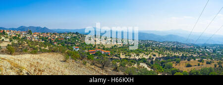 Die Landschaft von den Hängen des Troodos-Gebirge mit dem Dorf Lefkara auf dem Hintergrund, Zypern. Stockfoto