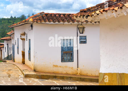 Colonail Architektur und Straße Licht in Barichara, Kolumbien Stockfoto