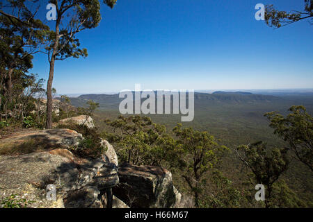 Spektakulären weiten australischen Landschaft, bewaldeten Tälern & Böschung von hohen felsigen Aussichtspunkt, Blackdown Tablelands Nationalpark in Queensland Stockfoto