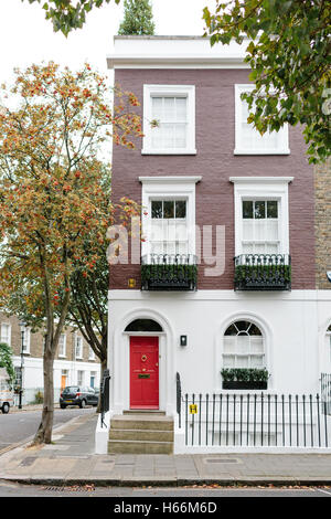 typische Terrassenhaus im Norden Londons mit roten Tür Stockfoto