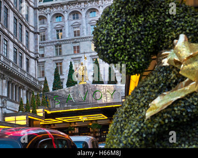 Außenansicht des Luxus 5-Sterne-Hotel Savoy-Eingangs-Foyer an Weihnachten den Strang London WC2 Stockfoto