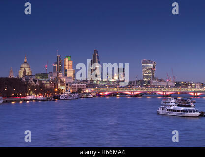 London City Finance Center und Themse gesehen von der Waterloo Bridge bei Nacht klare Sonnenuntergang Dämmerung London UK Stockfoto