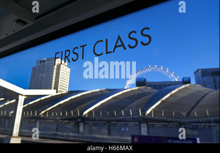 First Class anmelden Fenster von Eisenbahnwagen ziehen in London Waterloo mit Shell-Gebäude und dem London Eye im Hintergrund London SE1 Stockfoto