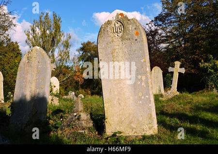 Alte verlassene Gräber stammt aus dem frühen 20. Jahrhundert auf dem alten Friedhof in Common Southampton, England Stockfoto