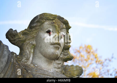 Leiter einer Engelsstatue mit bemalten auf schwarzen und roten Tränen in seinen Augen. Stockfoto