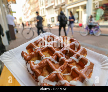 Essen eine frische Belgien Waffel auf Amsterdamer Straße Stockfoto