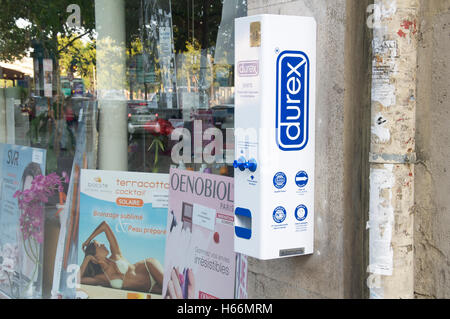 Empfängnisverhütung, Apotheke. Eine Wand Automaten Abgabe Durex Kondome außerhalb einer Apotheke in einer Paris Straße, Paris, Frankreich. Stockfoto