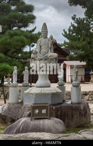 Guanyin-Statue vor dem Daiganji buddhistischen Tempel. Stockfoto