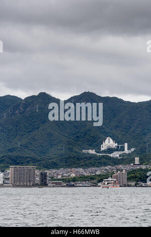 Mori Art Museum mit Blick auf das Meer. Stockfoto