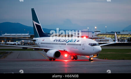 WestJet Airlines Boeing 737 C-FIWJ Asphalt south terminal Vancouver International Airport Flughafen im Hintergrund Stockfoto