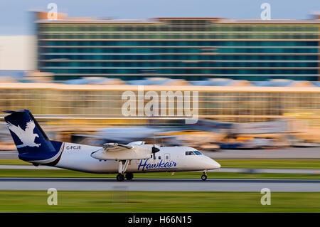 Ein Hawkair Aviation Dash 8 (C-FCJE) Twin-Engine Turboprop Regionalflugzeug landet auf dem internationalen Flughafen Vancouver, Kanada Stockfoto