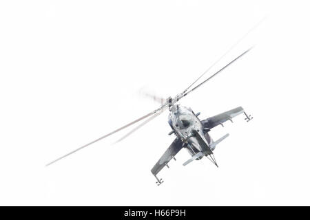 LEEUWARDEN, Niederlande - 10. Juni 2016: Tschechische Republik Luftwaffe Mil Mi-24 Hind Kampfhubschrauber Durchführung einer demonstration Stockfoto