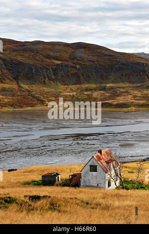 Alte verlassene Haus im Fjörd Landschaft, Westfjörds, Island, Nordatlantik, Europa Stockfoto