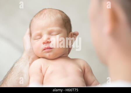 Porträt von den Neugeborenen Halt im Vater Palmen Stockfoto