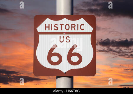 Historischen uns Route 66 Autobahn Schild mit Sonnenuntergang Himmel. Stockfoto