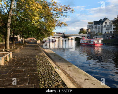 Schifffahrt im Herbst auf der Ouse an der Lendal Bridge in York Yorkshire England Stockfoto