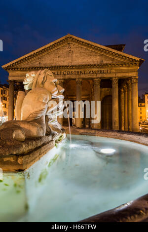 Nachtansicht des Pantheon und Brunnen auf der Piazza della Rotonda, Rom, Latium, Italien Stockfoto