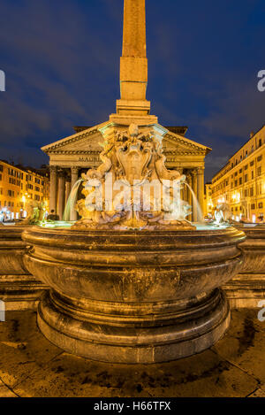 Nachtansicht des Pantheon und Brunnen auf der Piazza della Rotonda, Rom, Latium, Italien Stockfoto