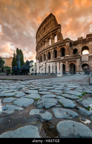 Sonnenaufgang über Kolosseum oder Kolosseum, Rom, Latium, Italien Stockfoto