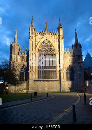 Ostfassade des York Minster mit Flutlicht in der Abenddämmerung aus College Street Yorkshire England wiederhergestellt Stockfoto