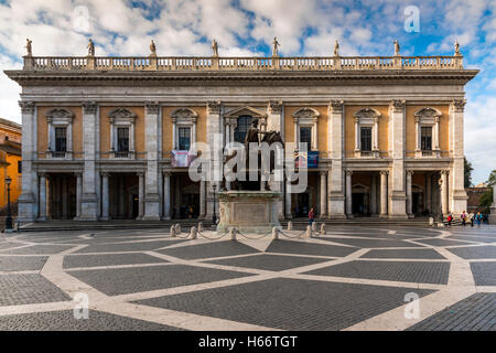 Piazza del Campidoglio mit Kapitolinischen Museen Gebäude und die Nachbildung der Reiterstatue des Marcus Aurelius, Rom, Italien Stockfoto