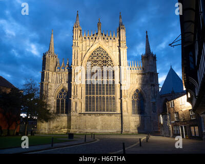 Ostfassade des York Minster mit Flutlicht in der Abenddämmerung aus College Street Yorkshire England wiederhergestellt Stockfoto