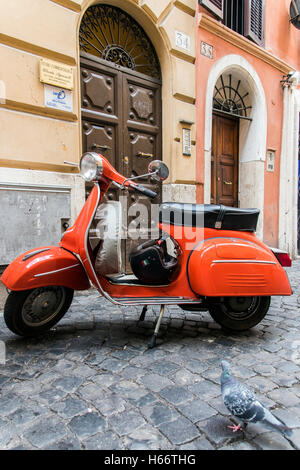 Italienische Vespa Roller parkten in einer Straße mit Kopfsteinpflaster von Rom, Latium, Italien Stockfoto