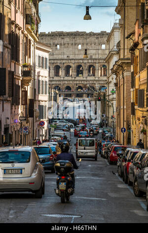 Straße im Stadtteil Monti mit Kolosseum im Hintergrund, Rom, Latium, Italien Stockfoto