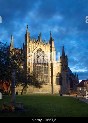 Ostfassade des York Minster mit Flutlicht in der Abenddämmerung aus College grünen Yorkshire England wiederhergestellt Stockfoto