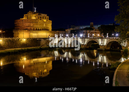 Nachtansicht des Castel Sant'Angelo oder Mausoleum des Hadrian, Rom, Latium, Italien Stockfoto