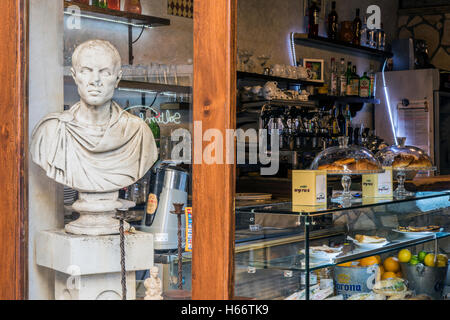 Cafe mit Marmorbüste von Kaiser Julius Caesar im Stadtteil Trastevere, Rom, Latium, Italien Stockfoto